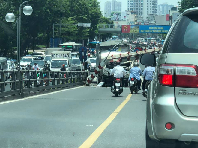 Xe tải đâm sập rào chắn độ cao cầu vượt Thái Hà, hình ảnh tay người bên vô lăng khiến dân mạng sợ hãi-1