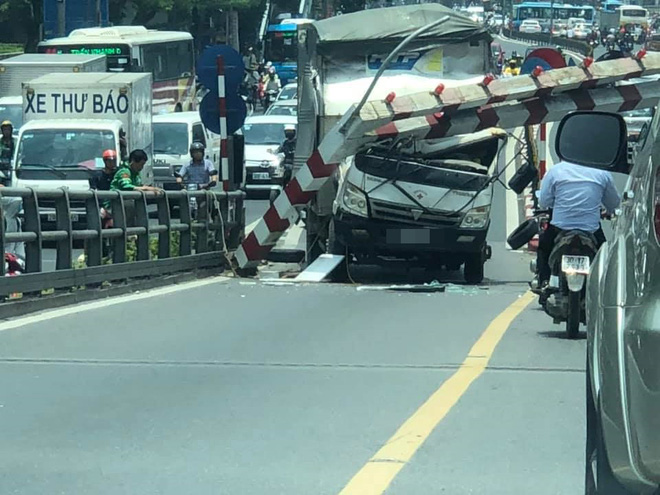 Xe tải đâm sập rào chắn độ cao cầu vượt Thái Hà, hình ảnh tay người bên vô lăng khiến dân mạng sợ hãi-2
