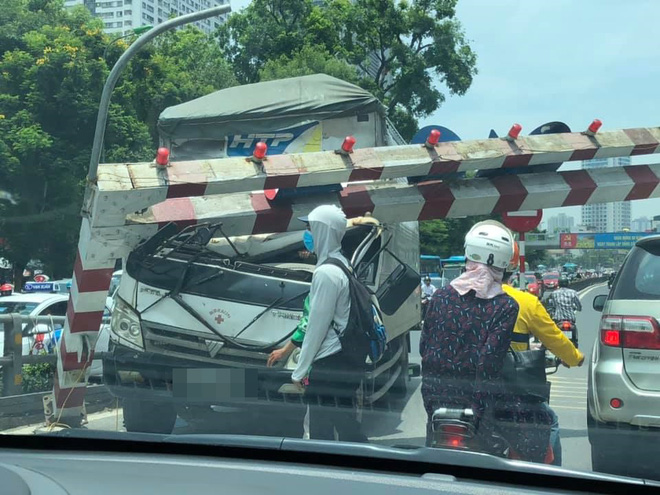 Xe tải đâm sập rào chắn độ cao cầu vượt Thái Hà, hình ảnh tay người bên vô lăng khiến dân mạng sợ hãi-3