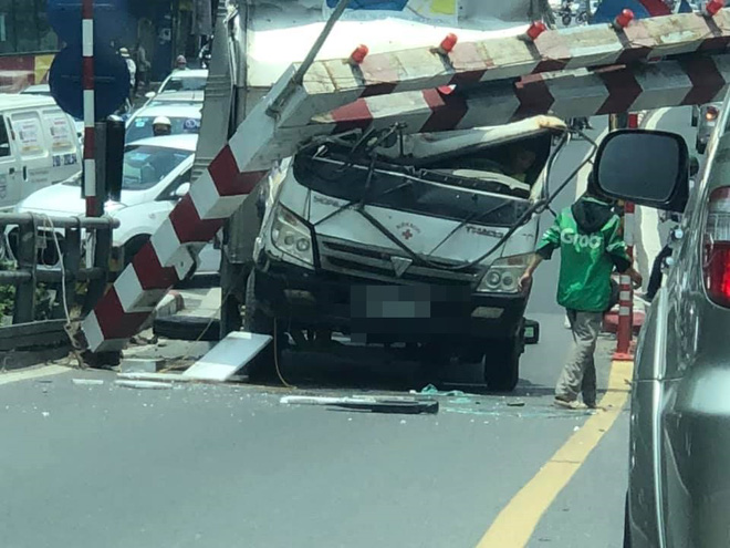 Xe tải đâm sập rào chắn độ cao cầu vượt Thái Hà, hình ảnh tay người bên vô lăng khiến dân mạng sợ hãi-4