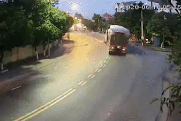 Ôm cua tốc độ cao, xe container lật giữa phố