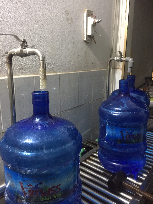 Cận cảnh quy trình hô biến nước mương thải thành nước uống đóng bình-2