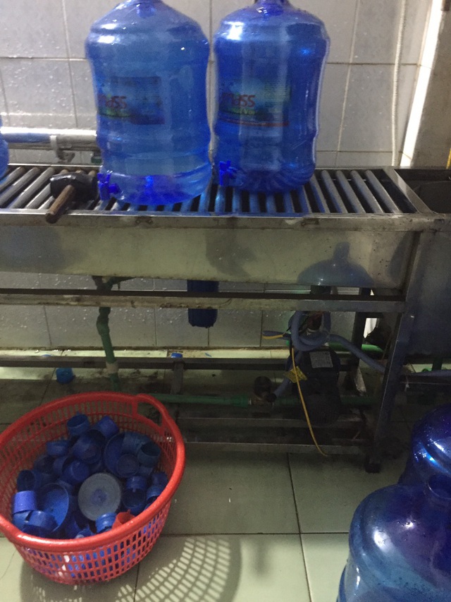 Cận cảnh quy trình hô biến nước mương thải thành nước uống đóng bình-4