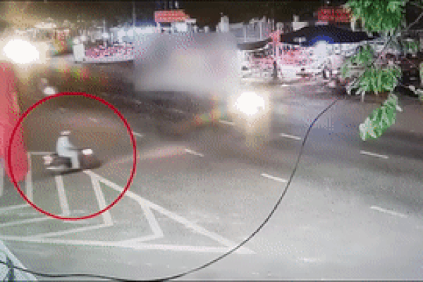 Tài xế ôtô đánh lái cứu xe máy qua đường thiếu quan sát-1