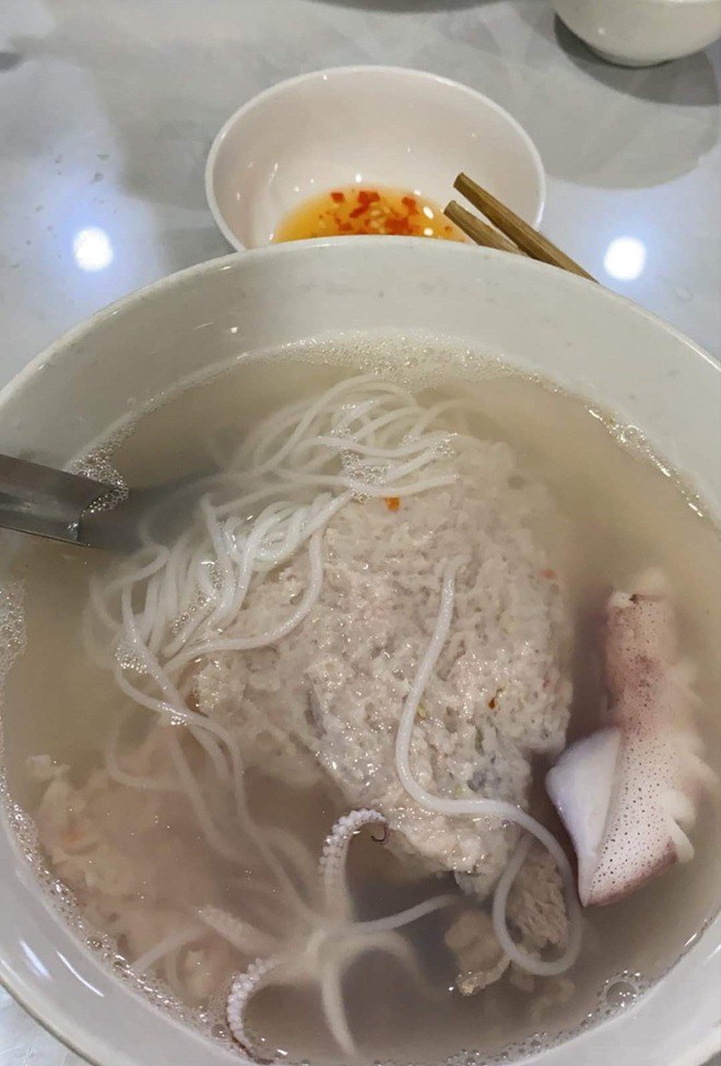 Ca sĩ Phương Linh ăn món bún có tên cực lạ nhưng trông thiếu hấp dẫn vì lý do này-3