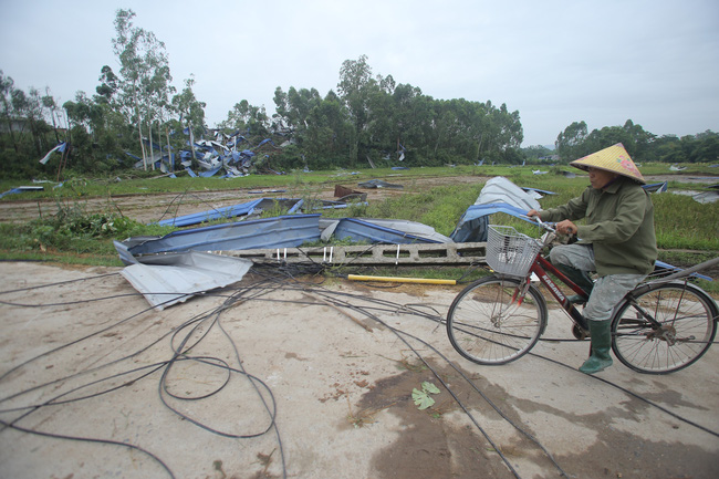 Nhói lòng đám tang không kèn trống của người công nhân nghèo thiệt mạng trong vụ lốc xoáy kinh hoàng ở Vĩnh Phúc-4