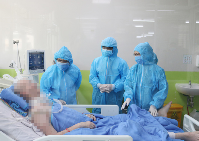 Clip: Hồi phục kỳ diệu, nam phi công người Anh đã ngồi được trên xe lăn để đi phơi nắng, sẽ sớm cai máy thở-2