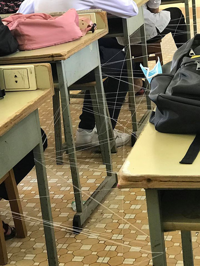 Học sinh giăng tơ khắp lớp, tưởng là trò nghịch ngợm thường ngày nào ngờ đang bày binh bố trận vì mục đích khó đỡ-1