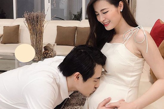 Đông Nhi hạnh phúc khi cảm nhận cái đạp đầu tiên của con, phản ứng đặc biệt của Ông Cao Thắng gây chú ý