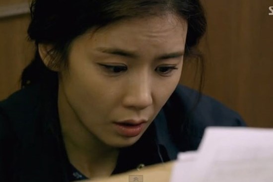 Em chồng đưa bạn trai về ra mắt, tôi chết khiếp khi anh ta lén dúi cho mẩu giấy quen