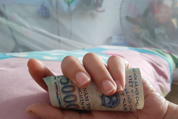 Cay mắt cảnh người bố chạy đôn đáo, lưng ướt đẫm mồ hôi trong ngày đưa con đi nhập học-5