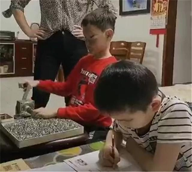 Con trai không chịu làm bài tập về nhà, người mẹ có màn xử lý siêu đỉnh khiến con không dám tái phạm-1