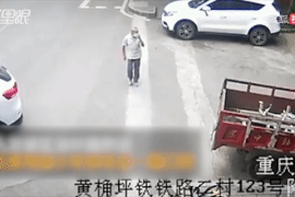 Tài xế lùi ôtô không quan sát đâm ngã cụ ông đi bộ trên đường