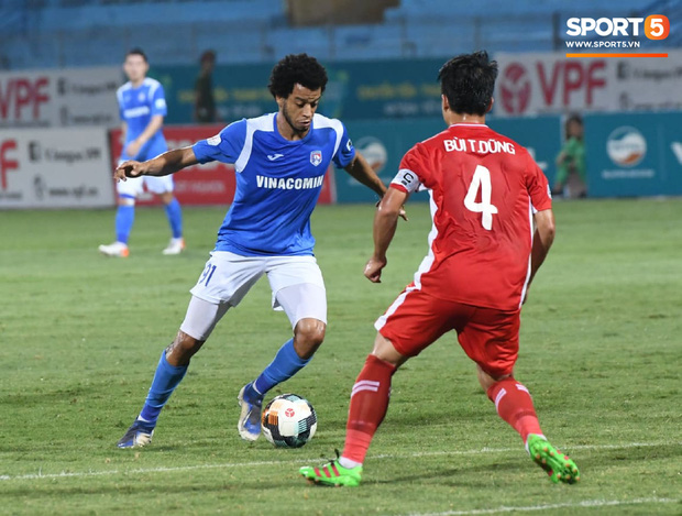 HLV Park Hang-seo ân cần bế con gái Bùi Tiến Dũng nhưng cô bé lại mếu máo đòi mẹ-10