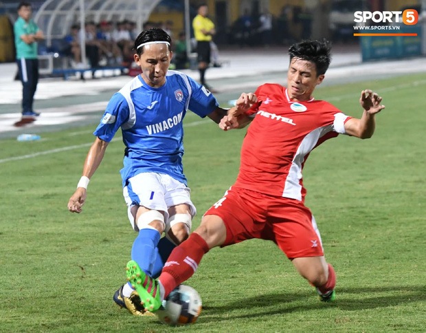 HLV Park Hang-seo ân cần bế con gái Bùi Tiến Dũng nhưng cô bé lại mếu máo đòi mẹ-1