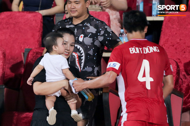 HLV Park Hang-seo ân cần bế con gái Bùi Tiến Dũng nhưng cô bé lại mếu máo đòi mẹ-5