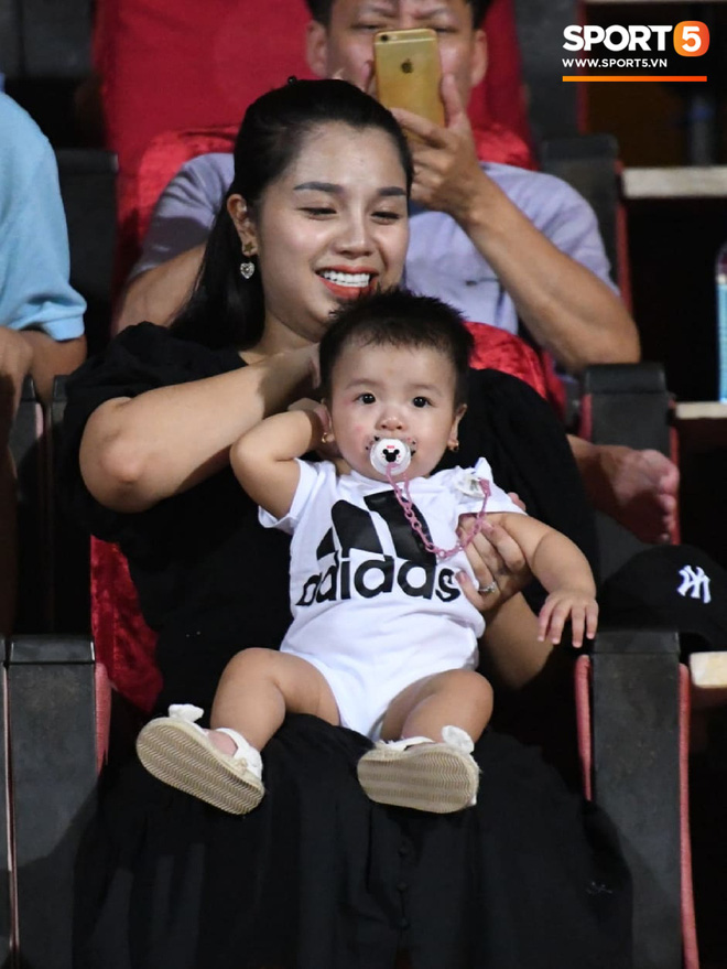 HLV Park Hang-seo ân cần bế con gái Bùi Tiến Dũng nhưng cô bé lại mếu máo đòi mẹ-3