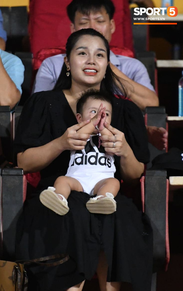 HLV Park Hang-seo ân cần bế con gái Bùi Tiến Dũng nhưng cô bé lại mếu máo đòi mẹ-4