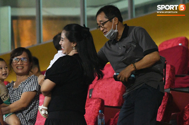 HLV Park Hang-seo ân cần bế con gái Bùi Tiến Dũng nhưng cô bé lại mếu máo đòi mẹ-7