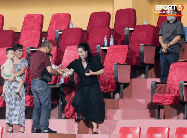 HLV Park Hang-seo ân cần bế con gái Bùi Tiến Dũng nhưng cô bé lại mếu máo đòi mẹ-8