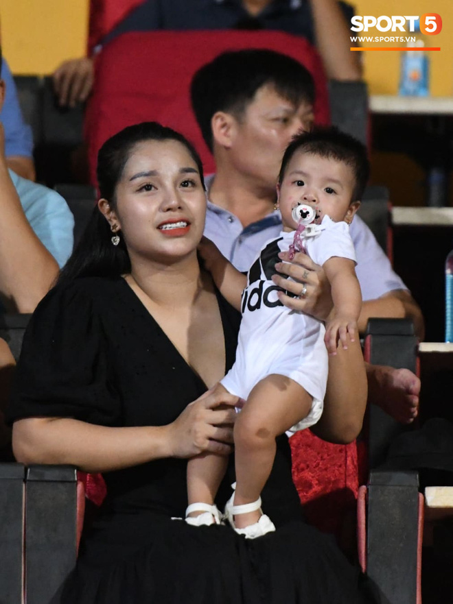 HLV Park Hang-seo ân cần bế con gái Bùi Tiến Dũng nhưng cô bé lại mếu máo đòi mẹ-2