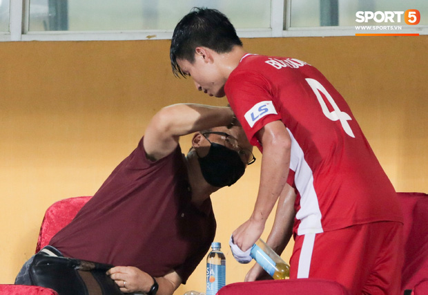 HLV Park Hang-seo ân cần bế con gái Bùi Tiến Dũng nhưng cô bé lại mếu máo đòi mẹ-9