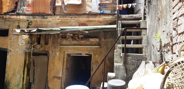 Cặp vợ chồng sống trên nóc nhà vệ sinh phố cổ đợt nắng nóng: Hai tuần tôi chưa mặc áo”-1