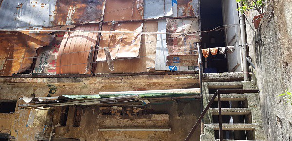 Cặp vợ chồng sống trên nóc nhà vệ sinh phố cổ đợt nắng nóng: Hai tuần tôi chưa mặc áo”-5