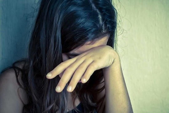 Hai thanh niên dụ bé gái 15 tuổi làm 