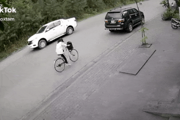 CLIP: Cúi gằm mặt đi đường, nữ sinh điêu đứng vì pha