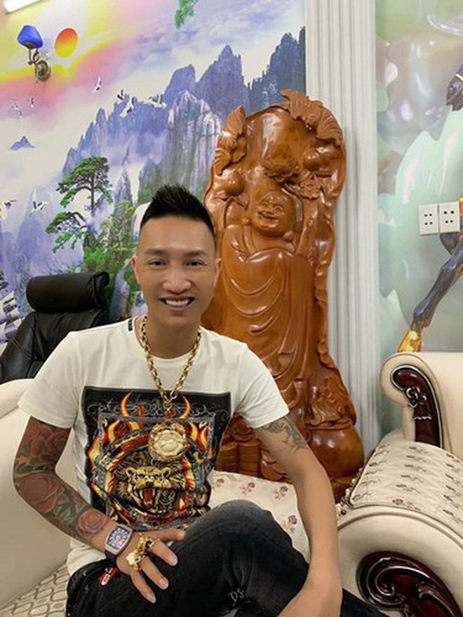 Chân dung Huấn Hoa Hồng: Giang hồ mạng 2 lần đi cai nghiện, thản nhiên ra sách chui và đóng MV quảng cáo cờ bạc trá hình-4