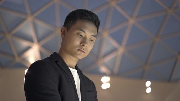 Hôm nào con trai cũng dặn bố đừng đến đón sớm, tôi nghi hoặc nên cố tình đến sớm một lần và sửng sốt khi nhìn thấy cảnh tượng nơi sân trường-1