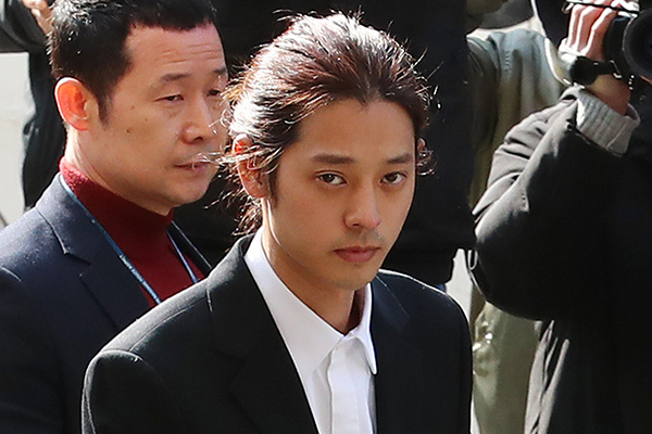 Rùng mình trước những gã đàn ông bệnh hoạn trong showbiz: Hết lén lút làm trò đồi bại ở nhà vệ sinh người khuyết tật đến đánh thuốc mê xâm hại mẹ kế-13