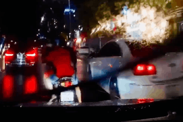 Quẳng chai nước trước đầu ô tô, cậu bé bị tài xế cảnh cáo, riêng ông bố có hành động khiến tất cả nể phục