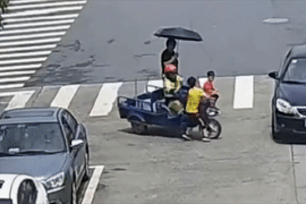 Nam tài xế lái xe máy thiếu quan sát đâm vào đuôi ôtô-1