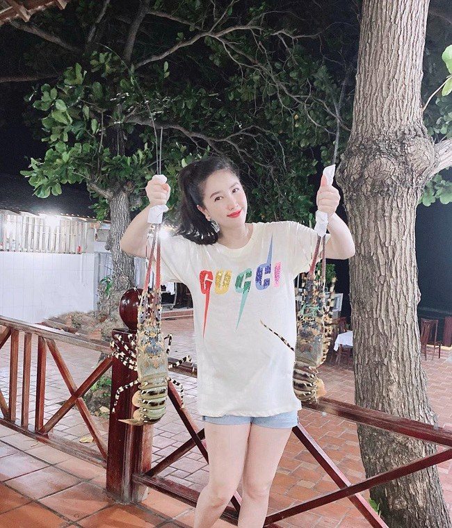 Từ ngày có chồng, Bảo Thy ngày càng ăn mặc trẻ trung hơn trước-7