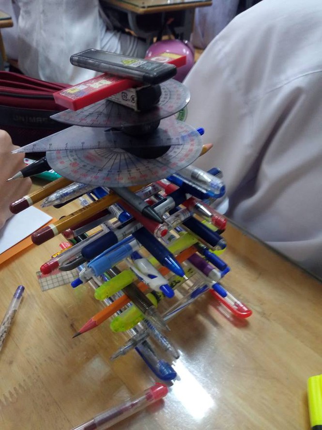 Đi học suốt ngày bị mất bút, nam sinh thần giữ của nghĩ ra cách bá đạo khiến ai nấy cười bể bụng-2