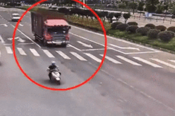 Xe container bất ngờ lật ngược cabin về trước khi chạy trên đường