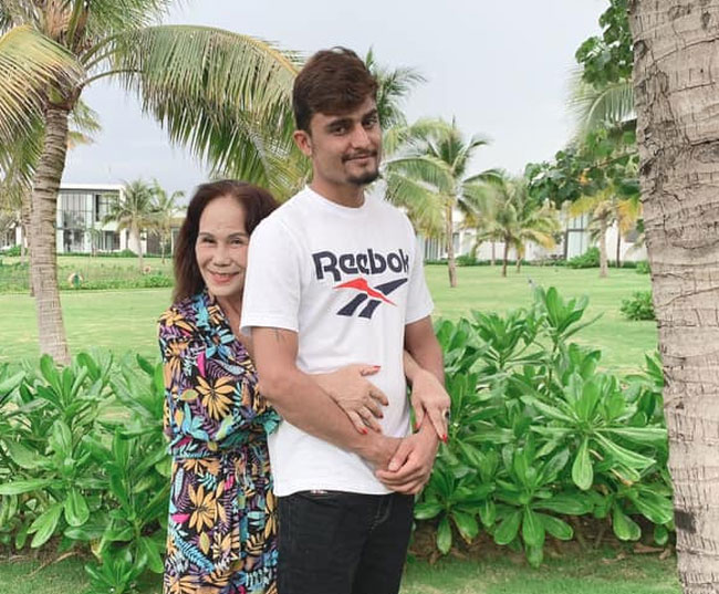 Nhiều người thắc mắc không biết con gái cô dâu 65 tuổi ở Đồng Nai cư xử thế nào với cha dượng 24 tuổi, đây là câu trả lời-1