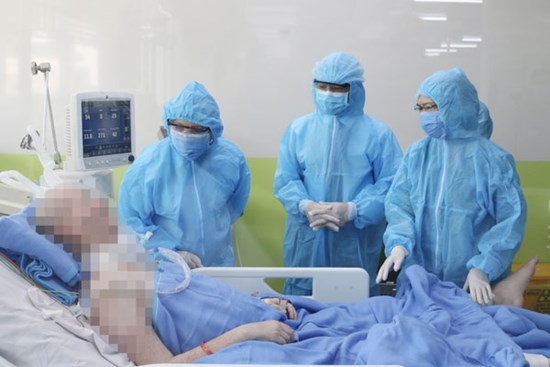 Sức cơ hô hấp của bệnh nhân phi công người Anh có cải thiện, đang tập cai máy thở, thận đã hồi phục, chức năng tim gan tốt