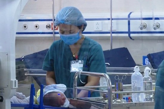 Bé sơ sinh bị bỏ rơi dưới hố ga bị nhiễm trùng máu nặng