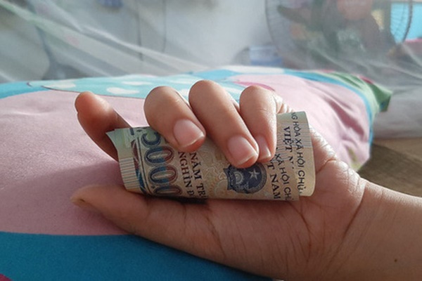 Tiễn con gái về nhà chồng, ông bố xứ Nghệ mắt rưng rưng, vừa quay lưng đã bật khóc nức nở-11