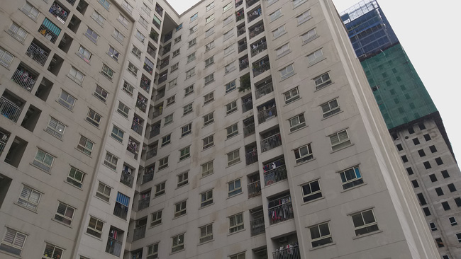 Nồi cơm điện rơi từ tầng cao chung cư ở Hà Nội vỡ tung tóe không ai nhận trách nhiệm-4