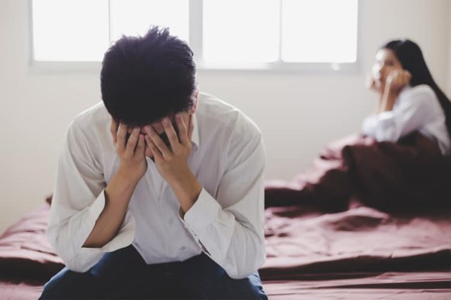 Chồng chính mắt nhìn thấy vợ và chàng hàng xóm dìu nhau vào nhà nghỉ nhưng khi lao vào bắt gian, anh lại chỉ biết đỏ hoe mắt xin lỗi-1