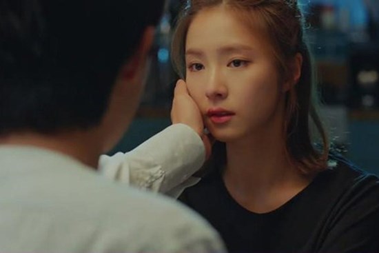 Chồng chính mắt nhìn thấy vợ và chàng hàng xóm dìu nhau vào nhà nghỉ nhưng khi lao vào bắt gian, anh lại chỉ biết đỏ hoe mắt xin lỗi