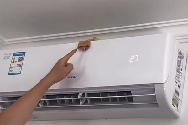 Mẹ thông thái đặt 1 chiếc tất lên trên điều hòa và bật mí công dụng nghe xong ai cũng học theo-2