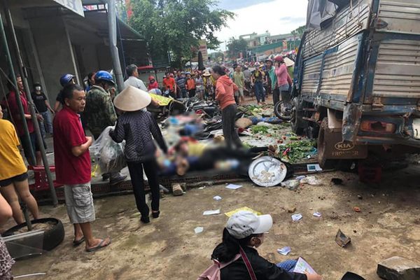 Hiện trường vụ xe tải lao vào chợ tông 5 người chết-1