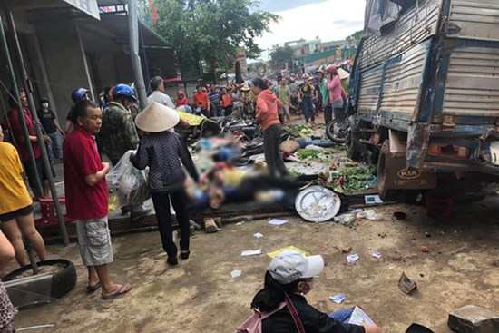 NÓNG: Kinh hoàng 2 xe tải và 1 ô tô con va chạm rồi lao vào chợ, nhiều người bị đâm nằm la liệt