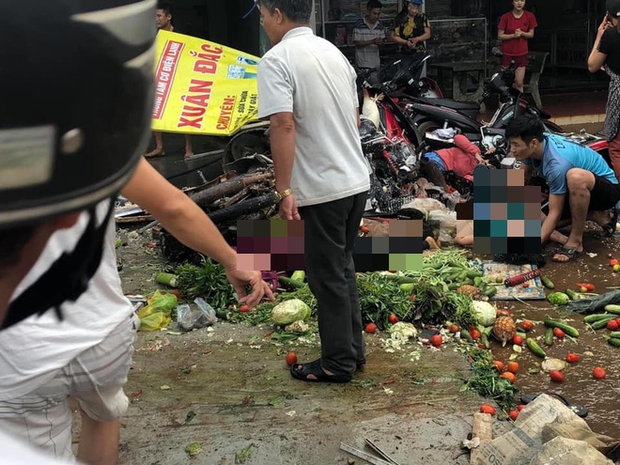 NÓNG: Kinh hoàng 2 xe tải và 1 ô tô con va chạm rồi lao vào chợ, nhiều người bị đâm nằm la liệt-2