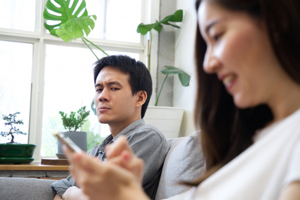 Vừa nghe tôi báo tin bị sa thải, chồng đã đặt lên bàn một vật khiến tôi sững sờ vì không thể tin nổi-2